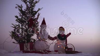 和雪人新年快乐。 雪人幸福的一对。 雪人庆典。 圣诞快乐，新年快乐。 快乐